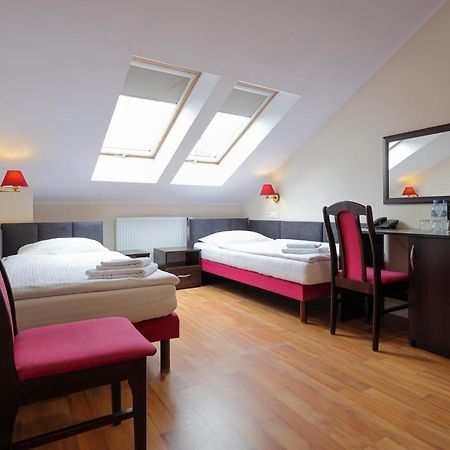 Dworek Rozany Hotel & Restauracja นามิสลอฟ ภายนอก รูปภาพ