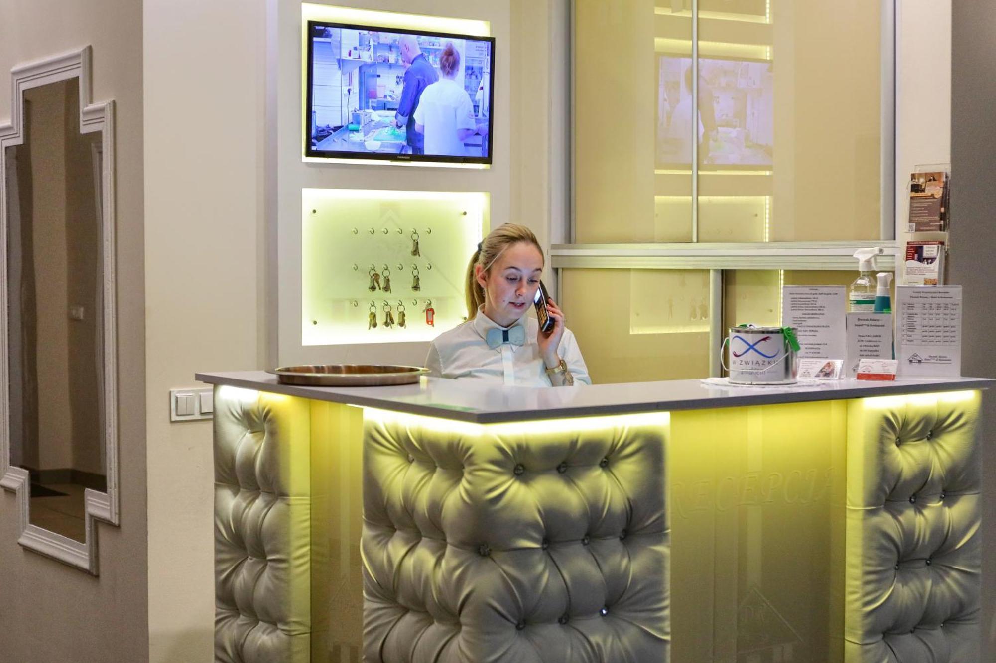 Dworek Rozany Hotel & Restauracja นามิสลอฟ ภายนอก รูปภาพ