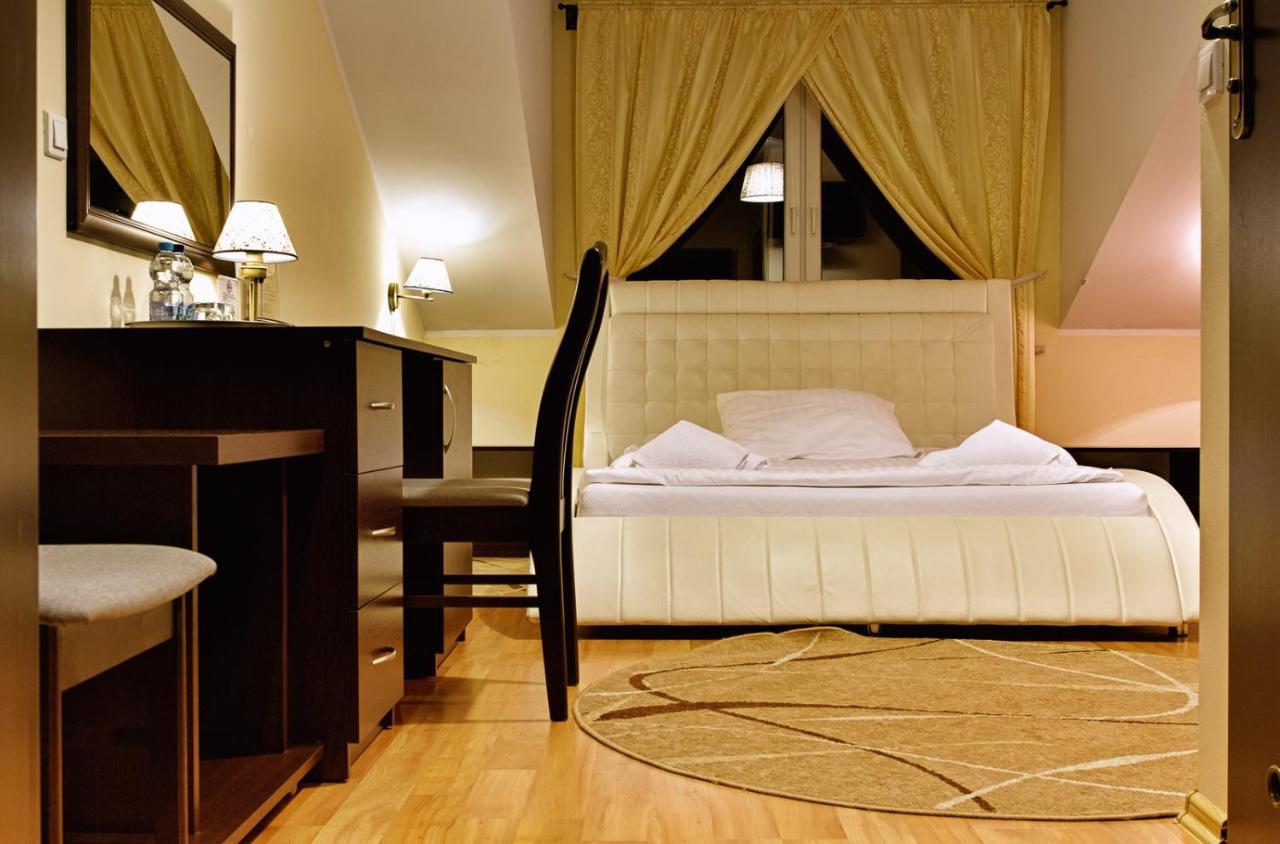 Dworek Rozany Hotel & Restauracja นามิสลอฟ ภายนอก รูปภาพ