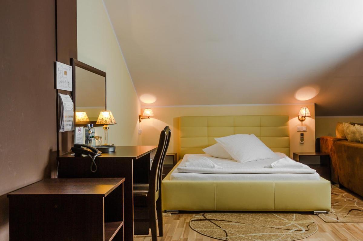 Dworek Rozany Hotel & Restauracja นามิสลอฟ ภายนอก รูปภาพ